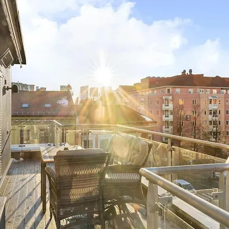 Dinbnb I Panoramic Rooftop I 700m To Station Apartment *